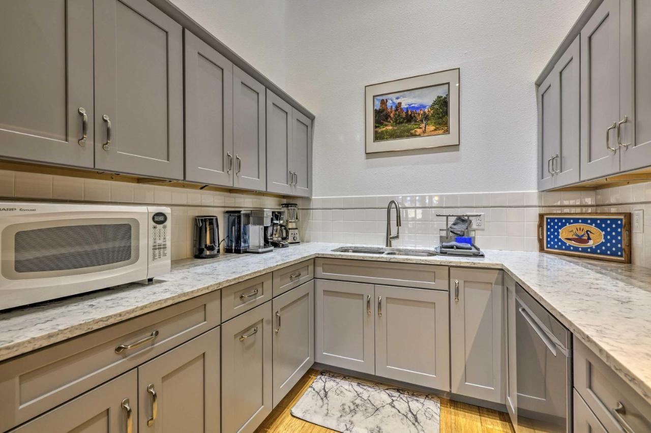 Holiday home Updated Townhome With Deck 4 Mi To Hot Springs *