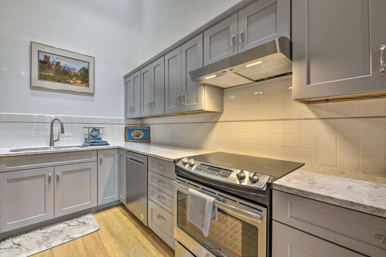 Holiday home Updated Townhome With Deck 4 Mi To Hot Springs