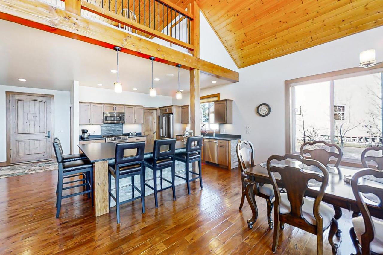 Lakefront Paradise Holiday home